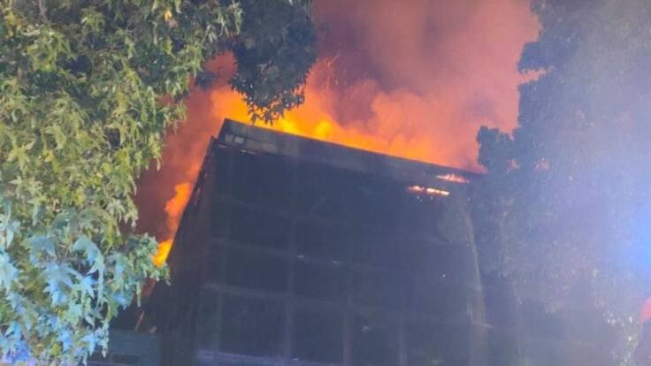 Incendio afecta a edificio de Radio El Conquistador en Huechuraba: solo estaba el radiocontrolador