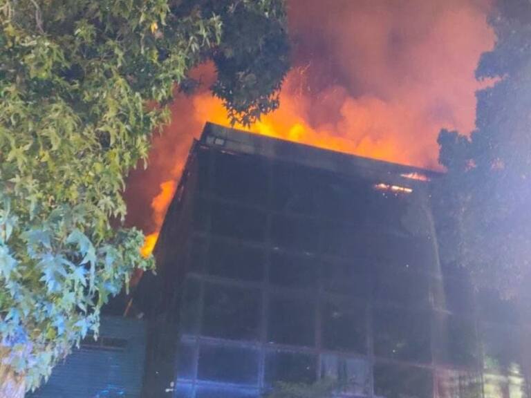 Incendio afecta a edificio de Radio El Conquistador en Huechuraba: solo estaba el radiocontrolador