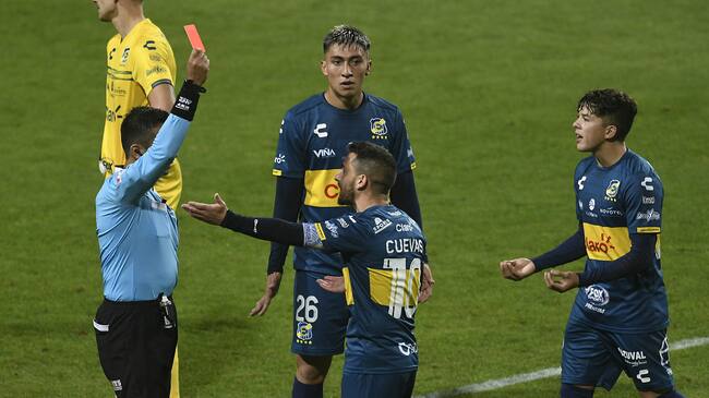 30 DE MAYO DE 2021 / VIÑA DEL MARJulio Barroso es expulsado, durante el partido válido por la quinta fecha del campeonato AFP Planvital, entre Everton vs Deporte La Serena, disputado en el Estadio Sausalito.
FOTO: PABLO OVALLE ISASMENDI / AGENCIA UNO