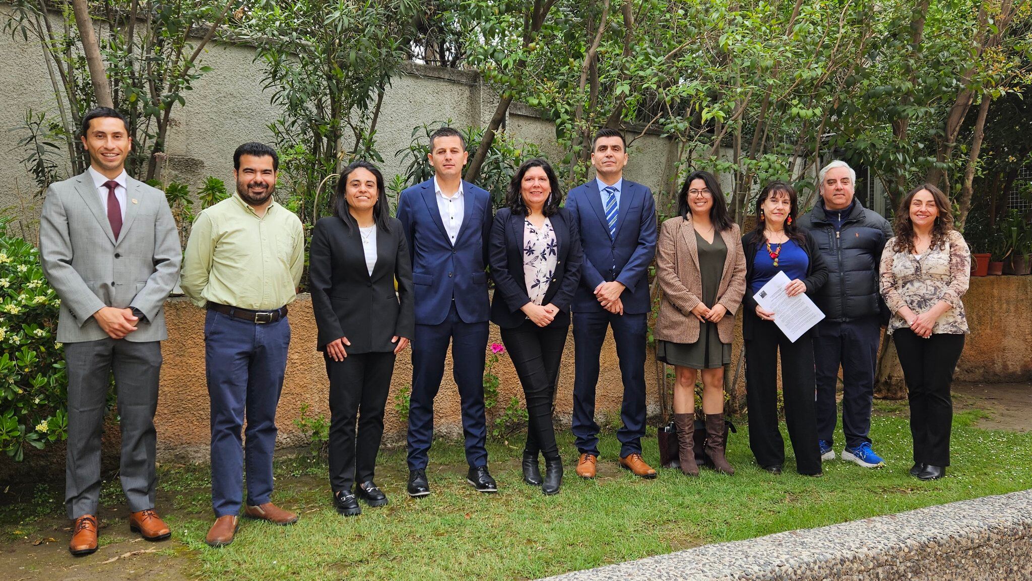 En la firma del acuerdo estuvieron la mesa directiva del Sindicato de Árbitros, encabezada por Cristian Droguett; la abogada de la ANFP, Camila Ibáñez; la Jefa del Centro de Conciliación y Mediación Oriente, Daniela Castro, la mediadora Jacqueline Buzeta y la Directora Regional Metropolitana Oriente de la Dirección del Trabajo, Antonella Cassi.