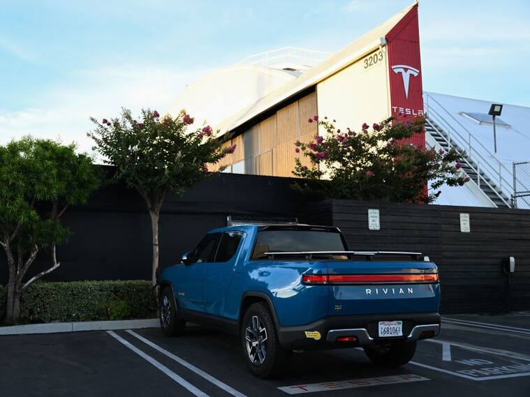 Una camioneta eléctrica estacionada afuera de la sede de la empresa Tesla