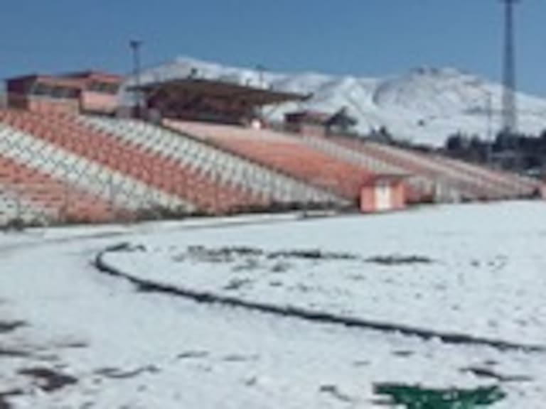FOTOS Estadio El Cobre de El Salvador quedó teñido de blanco tras una nevazón