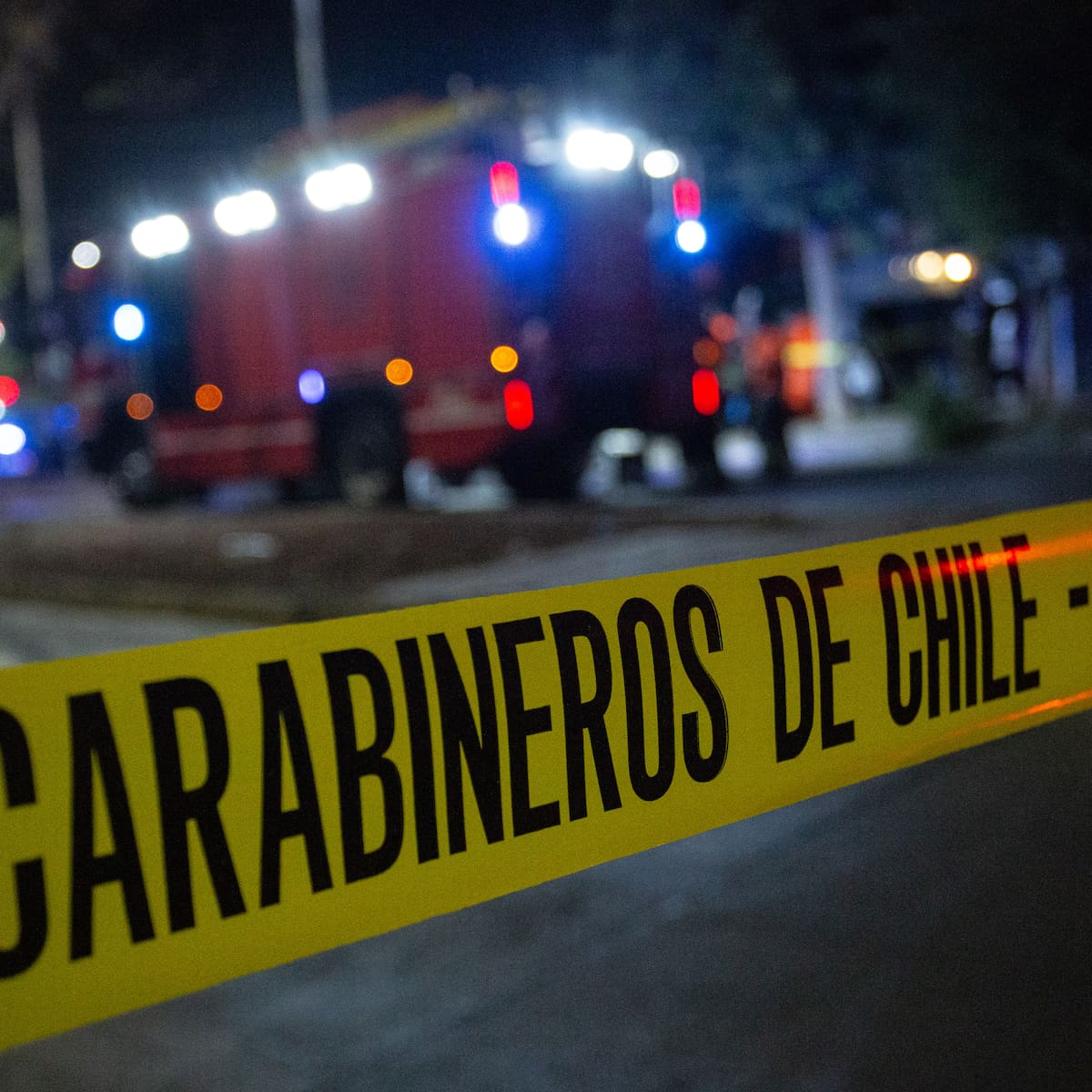 Auto choca contra residencia de adultos mayores en La Cisterna: conductor se dio a la fuga