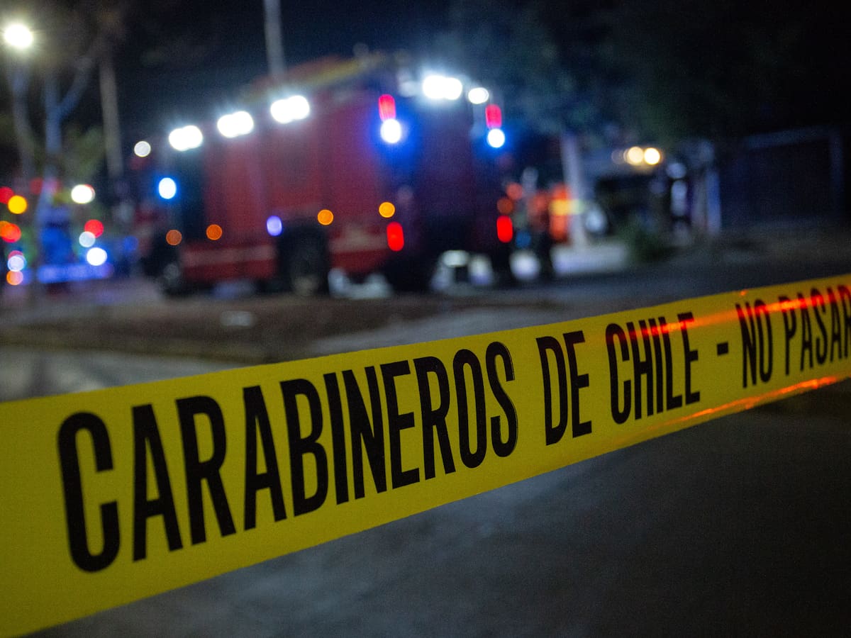 Balacera en medio de violento incendio genera pánico al interior de un cité en Santiago Centro