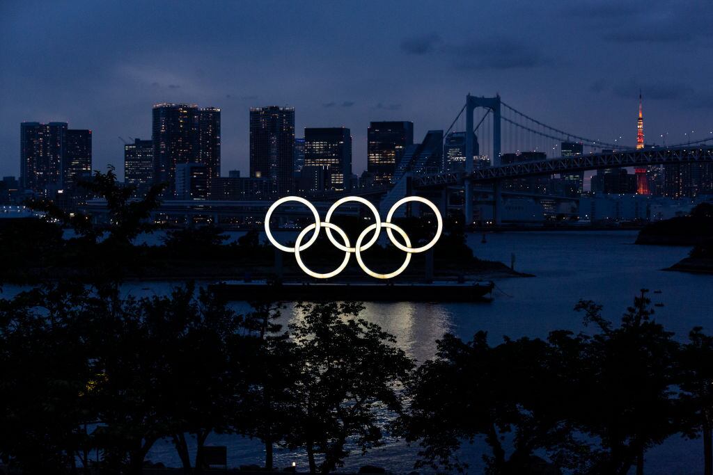El logo de los anillos olímpicos en la noche de Tokio