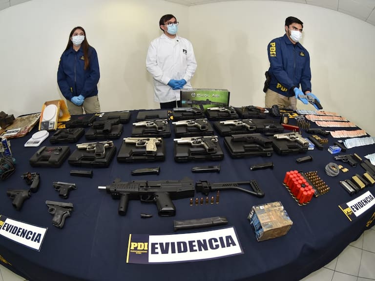 Alarmante hallazgo: Arma incautada por la PDI en un asalto en Cerrillos tiene inscripción del Ejército argentino