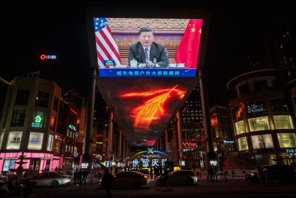 Pantalla gigante transmite un mensaje del presidente Xi Jinping en Pekín