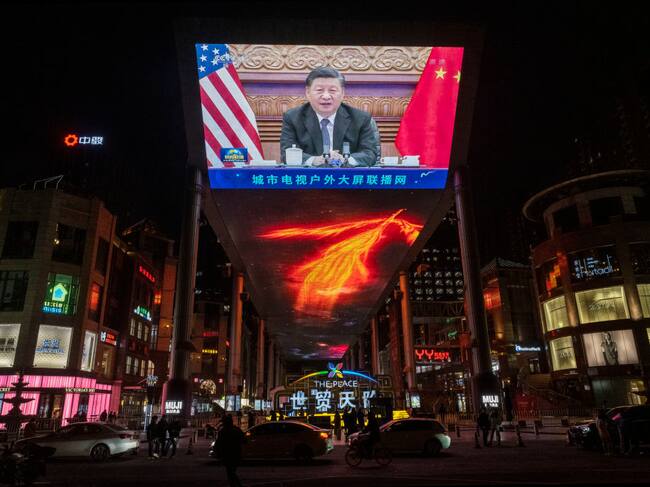 Pantalla gigante transmite un mensaje del presidente Xi Jinping en Pekín