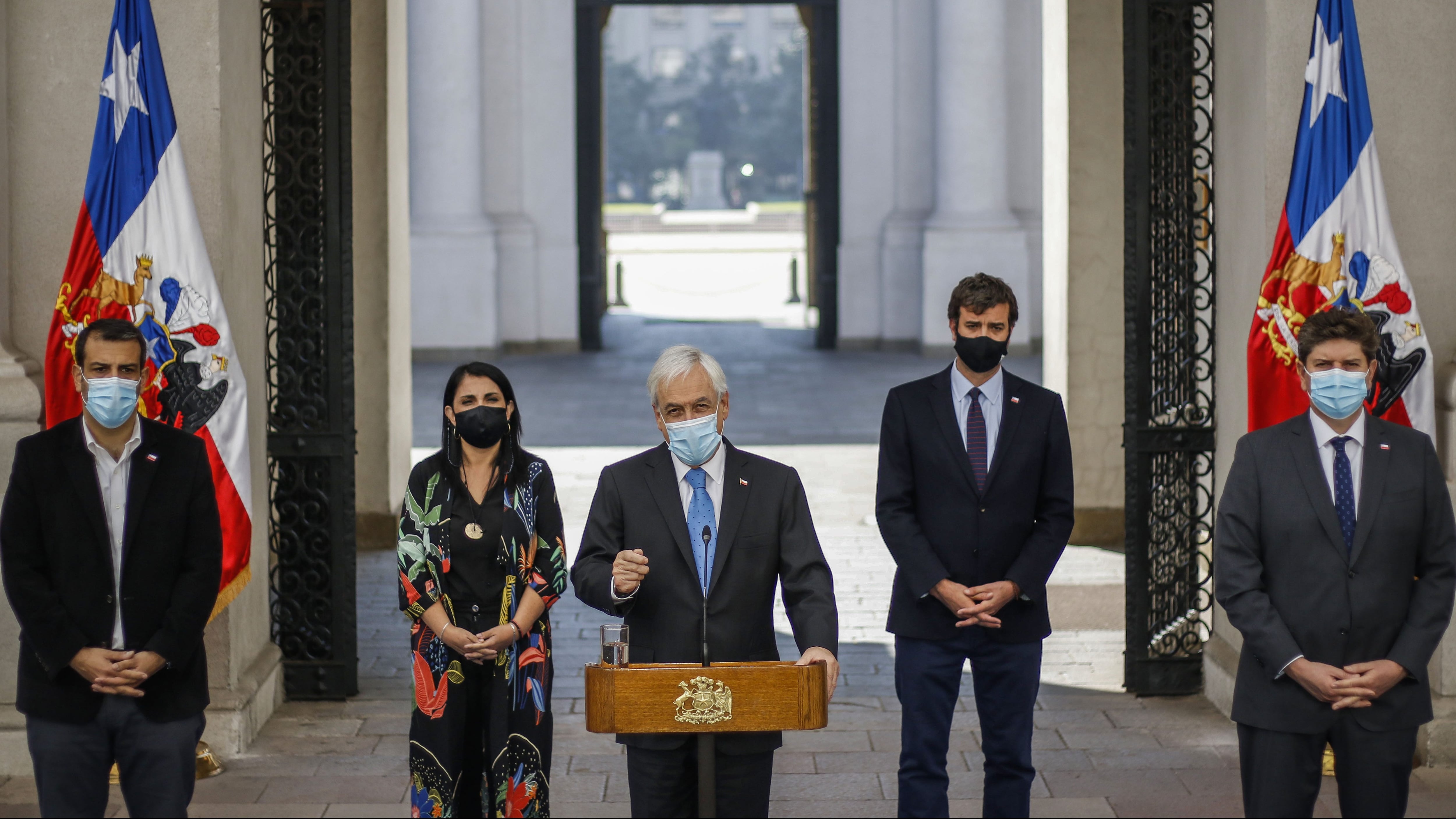 19 de abril del 2021/SANTIAGOEl presidente de la Republica, Sebastián Piñera, junto a sus ministros del Comité político, realiza un punto de prensa, donde informa el aumento de cobertura del IFE, en el patio de los Naranjos del Palacio de la Moneda.
FOTO: SEBASTIAN BELTRAN GAETE/AGENCIAUNO