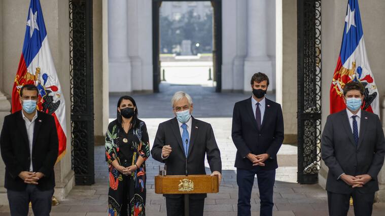 19 de abril del 2021/SANTIAGOEl presidente de la Republica, Sebastián Piñera, junto a sus ministros del Comité político, realiza un punto de prensa, donde informa el aumento de cobertura del IFE, en el patio de los Naranjos del Palacio de la Moneda.
FOTO: SEBASTIAN BELTRAN GAETE/AGENCIAUNO