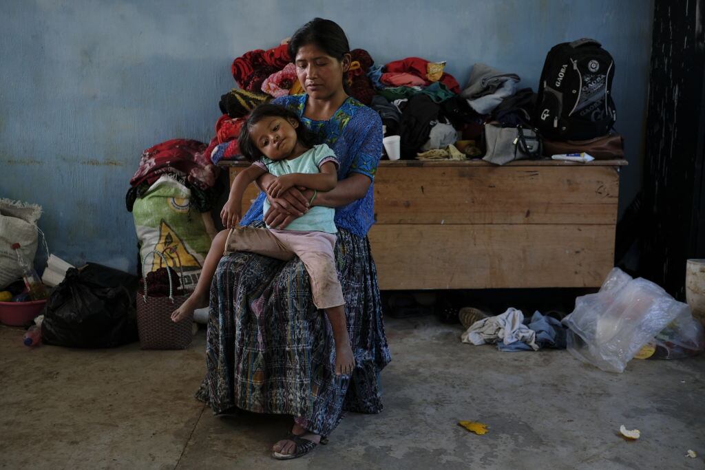 Una mujer cuida a su hija en la comuna de San Cristóbal