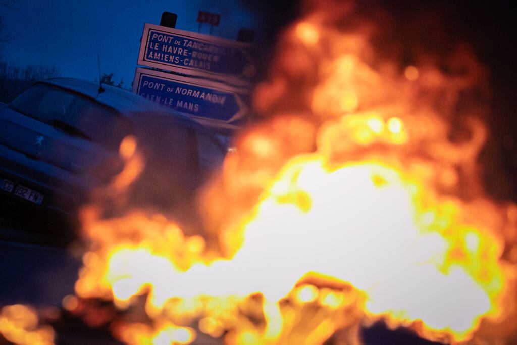 Auto logra eludir una barricada en una carretera en Le Havre de Francia
