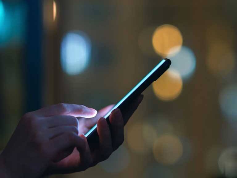 Twitter, teléfono, redes sociales