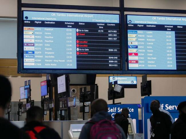 Viajeros ven la cancelación de vuelos en Sudáfrica por la variante ómicron