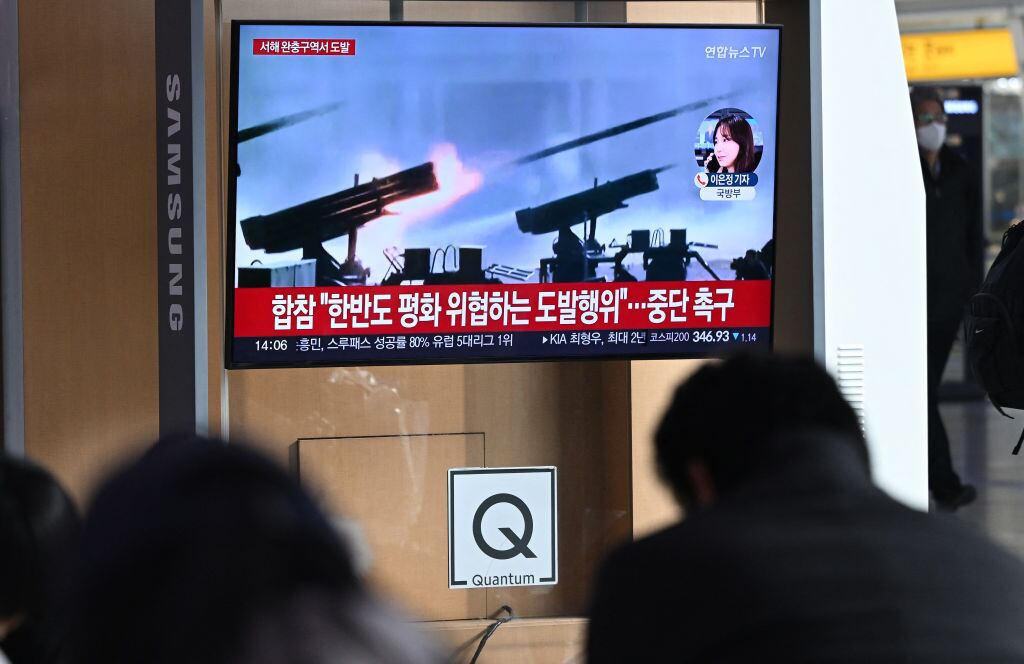 Personas en Seúl ven la información de un canal de televisión sobre los proyectiles que habría lanzado Corea del Norte cerca de las costas surcoreanas.
