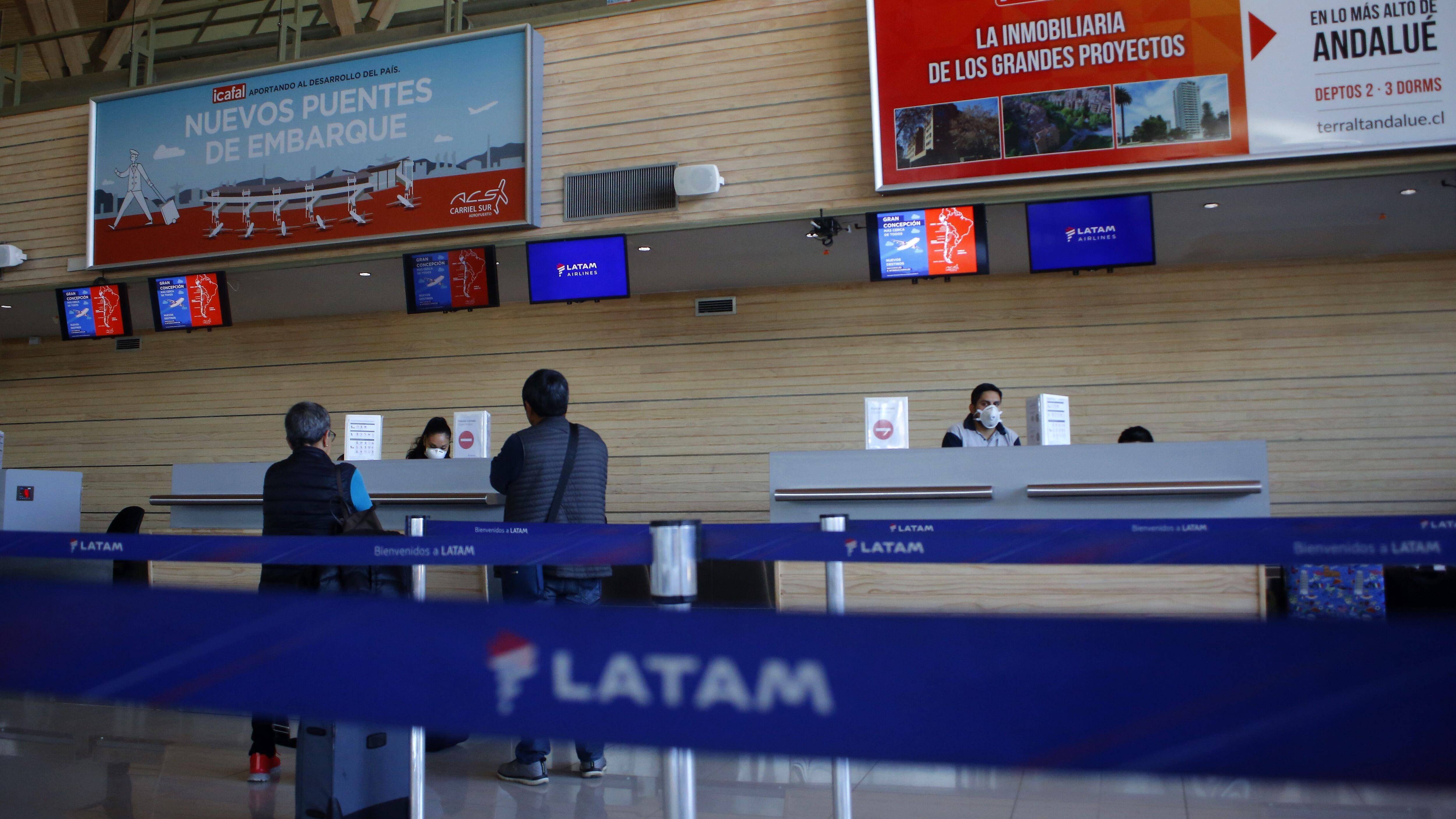 20 de Marzo del 2020/CONCEPCION
Pasajeros esperan en el counter de la aerolinea Latam, durante el estado de catástrofe decretado por la pandemia de covid-19
FOTO:SEBASTIAN BROGCA/AGENCIAUNO