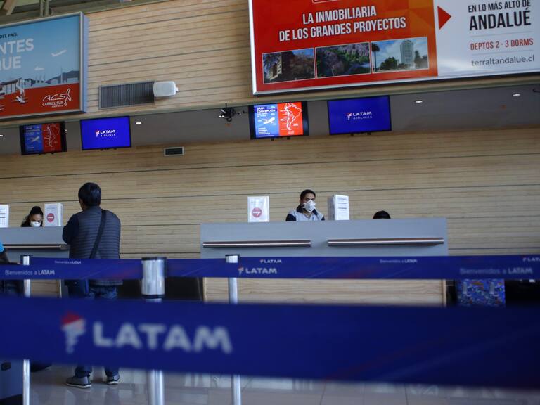 20 de Marzo del 2020/CONCEPCION
Pasajeros esperan en el counter de la aerolinea Latam, durante el estado de catástrofe decretado por la pandemia de covid-19
FOTO:SEBASTIAN BROGCA/AGENCIAUNO