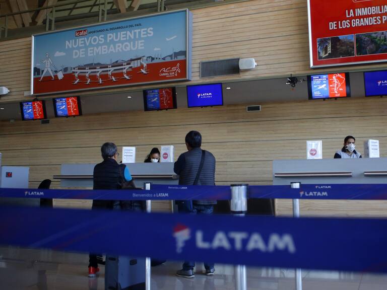 20 de Marzo del 2020/CONCEPCION
Pasajeros esperan en el counter de la aerolinea Latam, durante el estado de catástrofe decretado por la pandemia de covid-19

FOTO:SEBASTIAN BROGCA/AGENCIAUNO