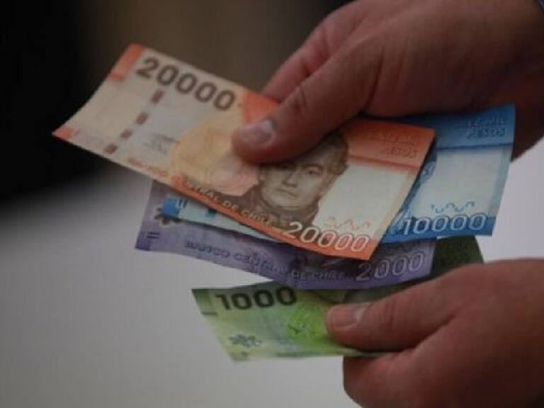 CUT propone al Gobierno un salario mínimo de 450 mil para el 2023