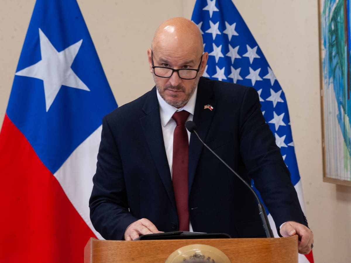 Grababa los llamados y los difundía: revelan el actuar del hombre formalizado por amenazar al embajador de EE.UU.