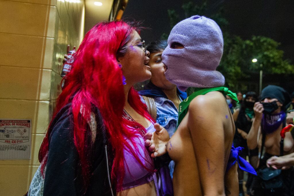 Una pareja se besa en las calles de la ciudad colombiana de Bogota