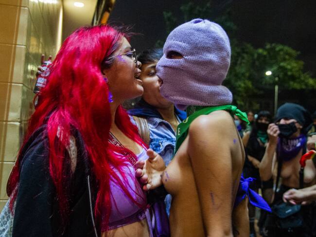 Una pareja se besa en las calles de la ciudad colombiana de Bogota