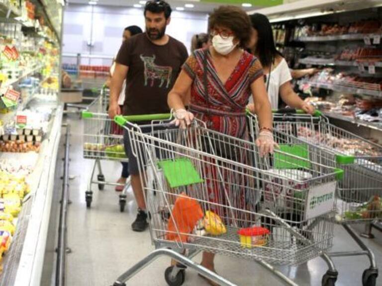 Fiscalía pidió 300 días de presidio para mujer contagiada de Covid-19 que fue al supermercado