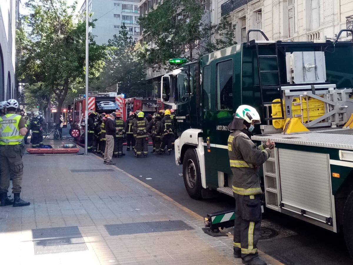 Incendio en Santiago Centro afectó a local de ropa usada: no se registraron lesionados