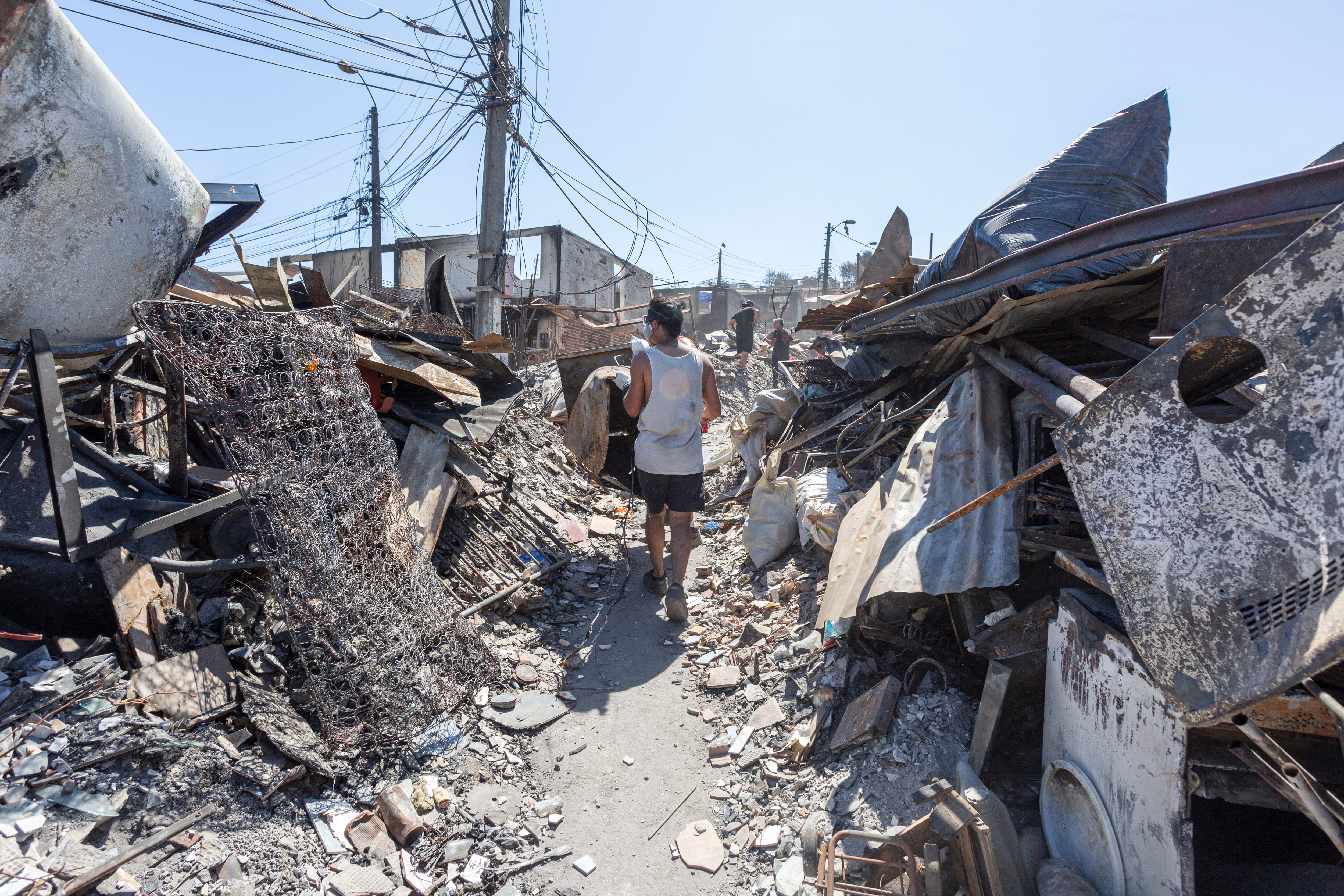 07 DE FEBRERO DEL 2024 / VIÑA DEL MARVoluntarios entregan ayuda y enseres a las familias afectadas por el mega incendio que azotó el fin de semana a la ciudad jardín.FRANCISCO VICENCIO / AGENCIAUNO