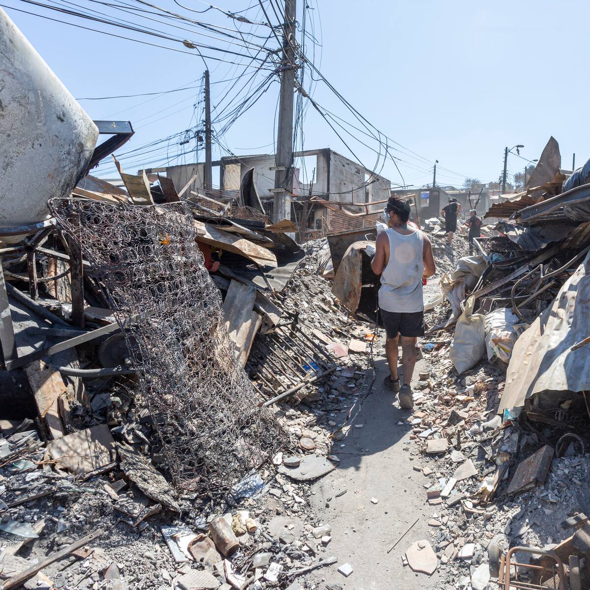 Economista Luis González por incendios en Valparaíso: “A diferencia de 2017 y 2023, se dañó una zona urbana y por lo tanto, los costos son mayores”