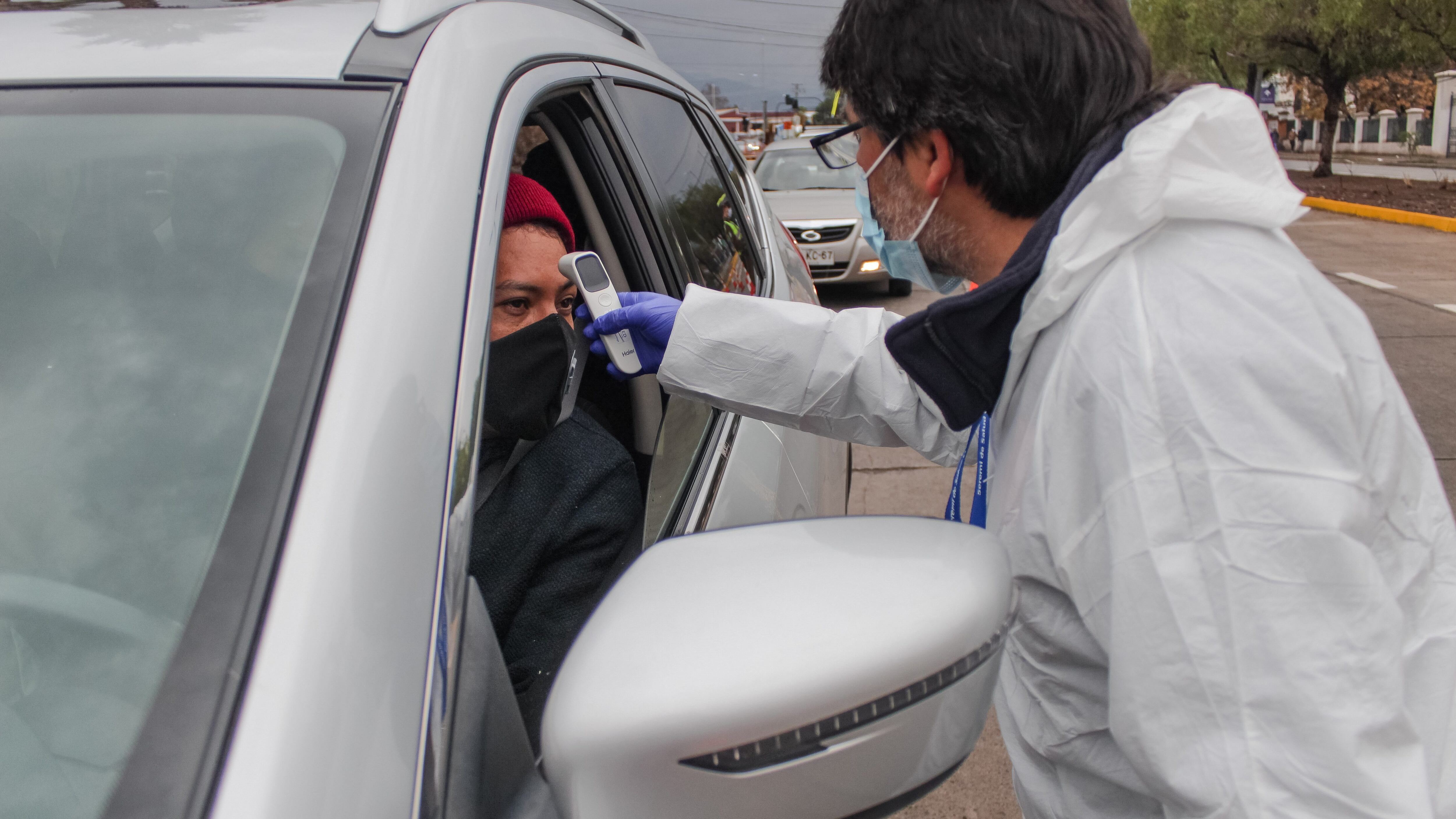 20 de JUNIO de 2020/RANCAGUAPersonal de salud toma temperatura a conductor en barrera sanitaria que divide a Rancagua de Machalí, esto dentro del primer día de cuarentena total dela ciudad
FOTO:MATÍAS ARTIGAS/AGENCIAUNO