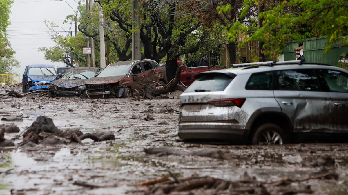 Alerta Roja en 10 comunas de la Región Metropolitana por riesgo de aluviones y derrumbes