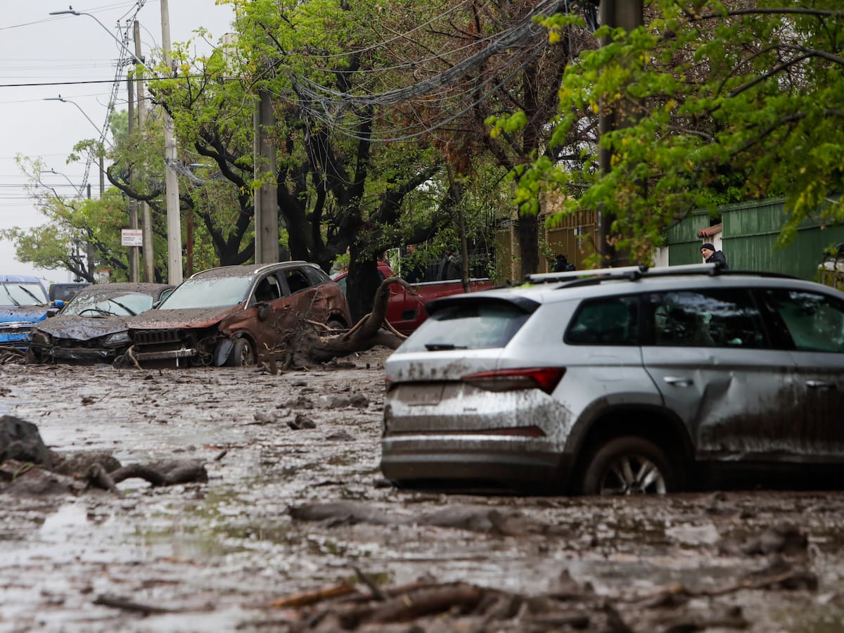 Alerta Roja en 10 comunas de la Región Metropolitana por riesgo de aluviones y derrumbes