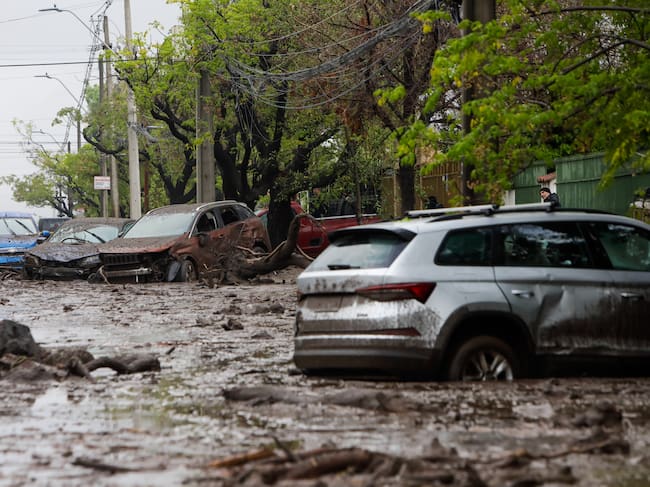 09 DE OCTUBRE DE 2026 / LAS CONDES
Diversos autos abandonados son fotografiados en la zona afectada gravemente por el aluvión que se dio lugar debido a las fuertes lluvias de la tarde de ayer en la comuna de Las Condes.
FOTO: LUKAS SOLIS / AGENCIAUNO