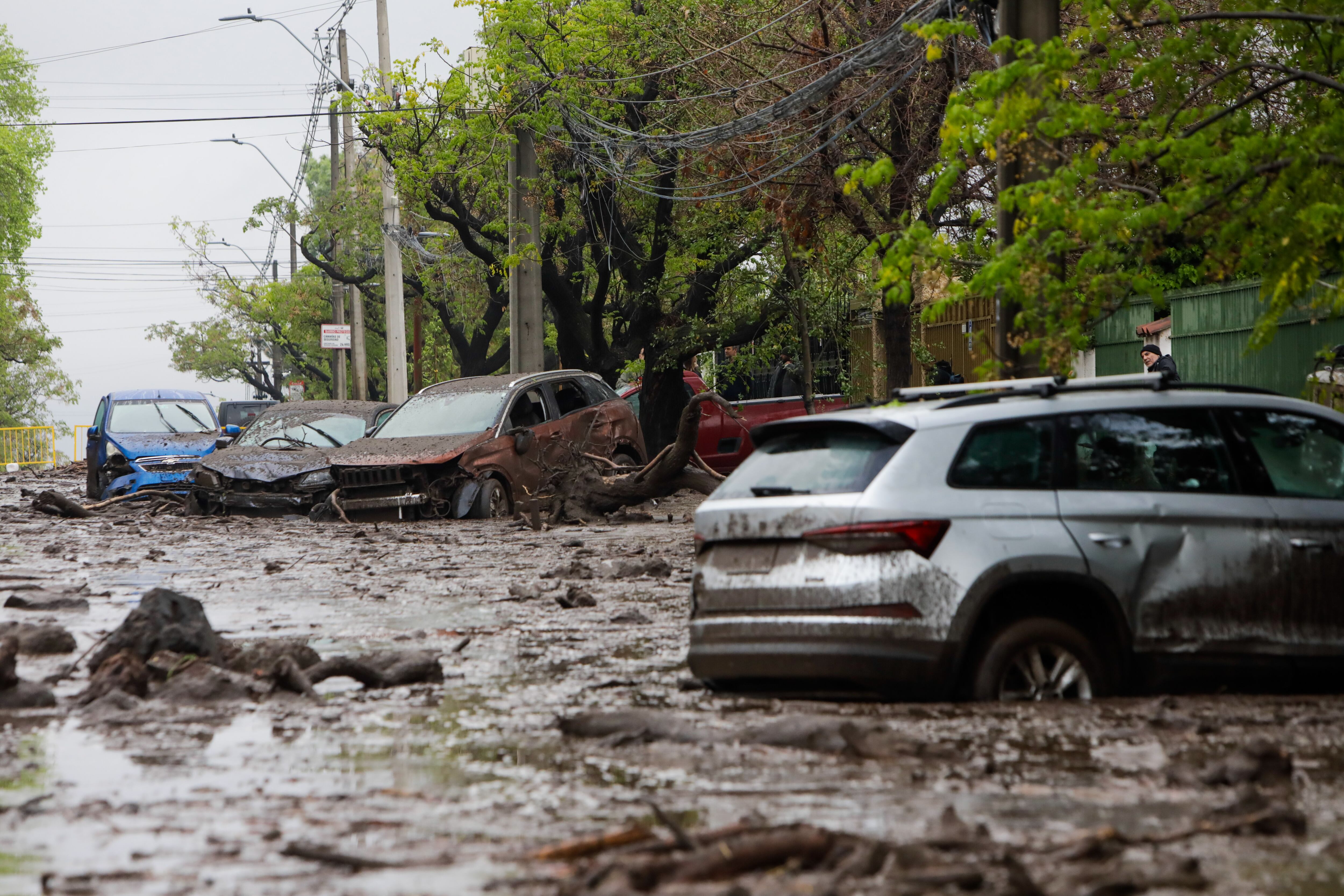 09 DE OCTUBRE DE 2026 / LAS CONDES
Diversos autos abandonados son fotografiados en la zona afectada gravemente por el aluvión que se dio lugar debido a las fuertes lluvias de la tarde de ayer en la comuna de Las Condes.
FOTO: LUKAS SOLIS / AGENCIAUNO