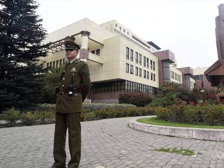 Ladrón que escapaba tras robar un celular se refugió en el Congreso causando daños menores