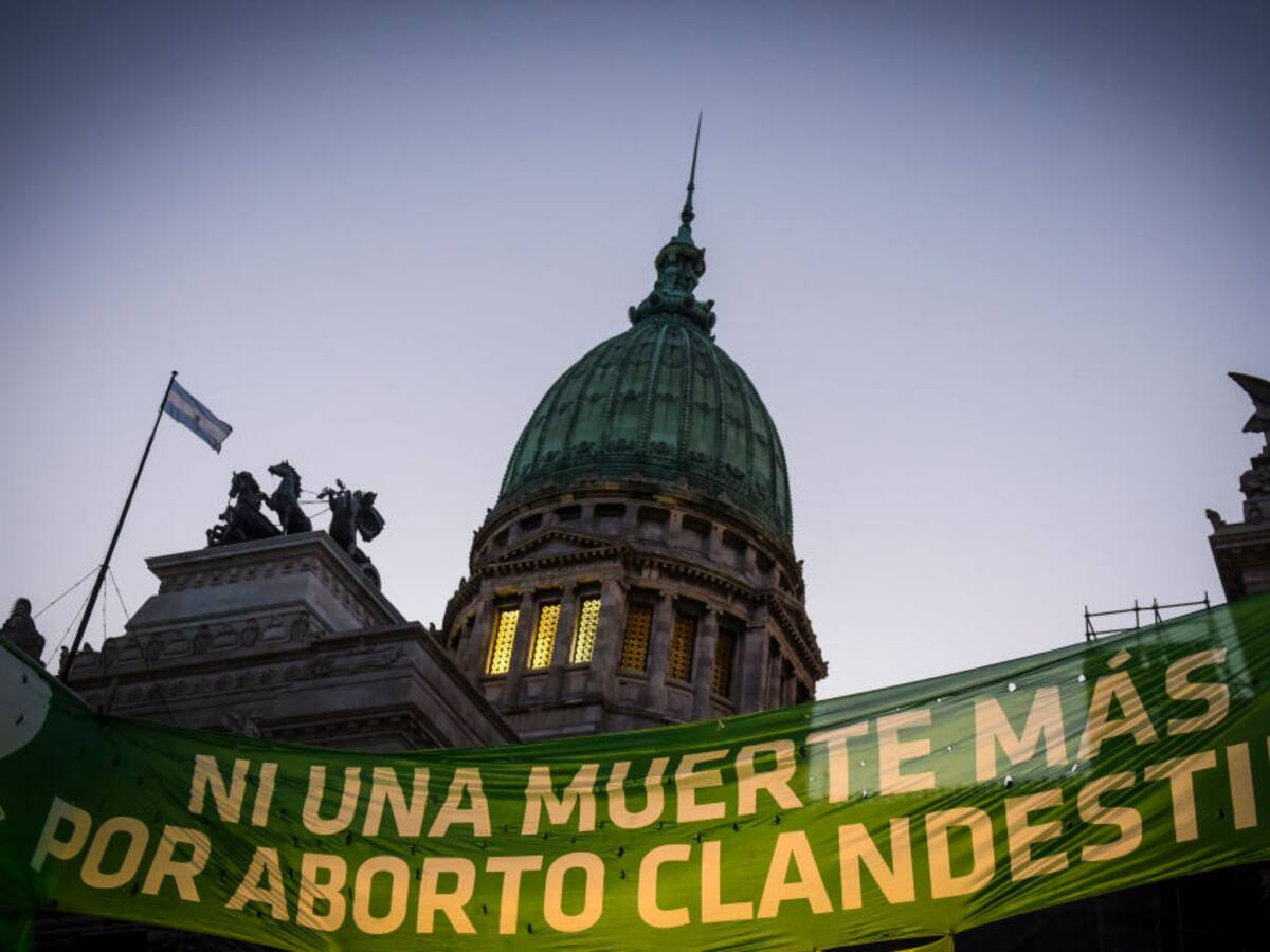 Senado de Argentina dio luz verde a la ley que establece el aborto seguro y gratuito