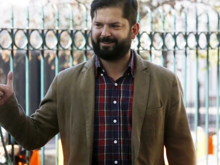 Gabriel Boric aseguró que la vicepresidenta de Estados Unidos asistiría al cambio de mando en Chile