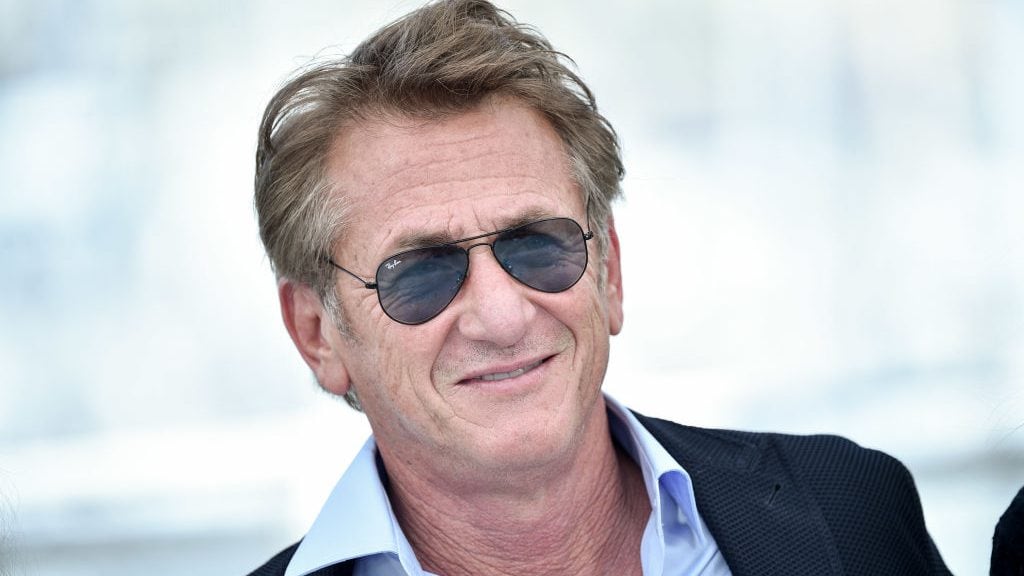 Sean Penn respalda la idea de que lugares solo acepten personas vacunadas.