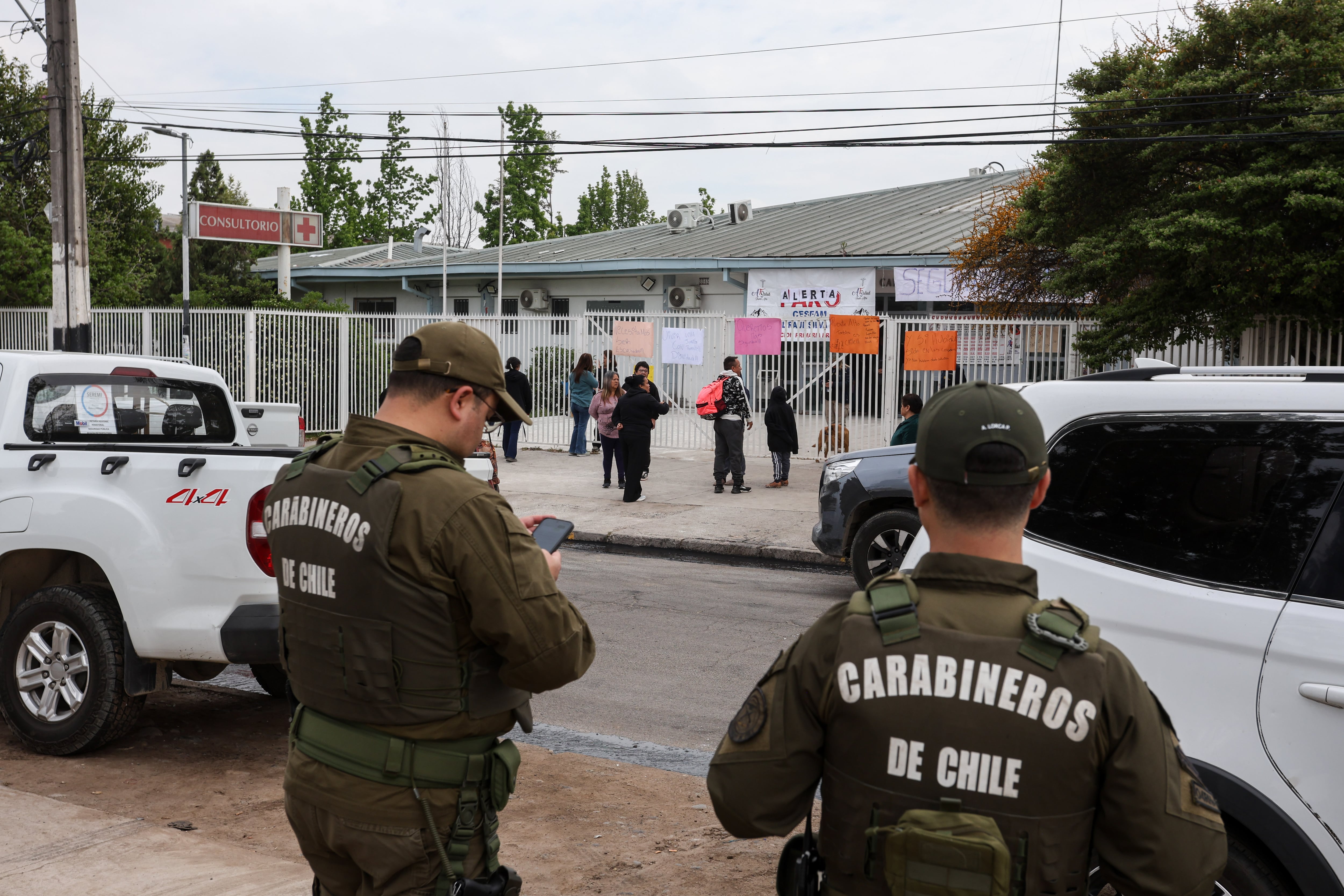 16 de octubre de 2026/PUENTE ALTO
Un grupo de desconocidos destruyó parte del CESFAM Cardenal Raúl Silva Henríquez en Bajos de Mena, Puente Alto, durante la noche anterior, en medio de protestas por el anunciado desalojo de la toma El Volcán 2.
FOTO: MANUEL URZUA/AGENCIAUNO
