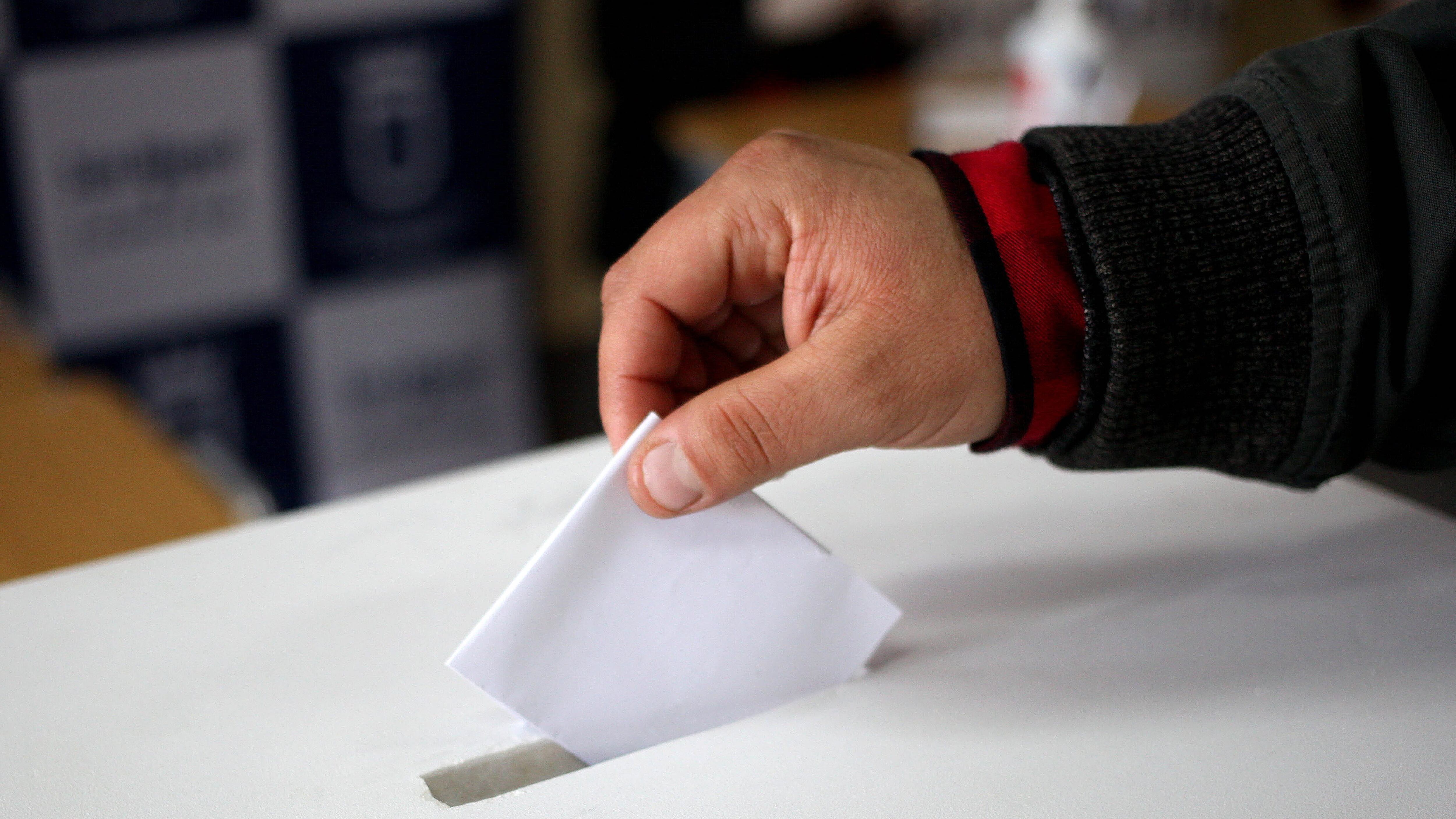 10 DE SEPTIEMBRE DE 2020/SANTIAGO
Persona deposita el voto secreto en la caja, durante la visita de las autoridades a la sede de votación liceo de Hombres N6, ubicado en la comuna de San Miguel, Santiago.
FOTO: AILEN DÍAZ/AGENCIAUNO