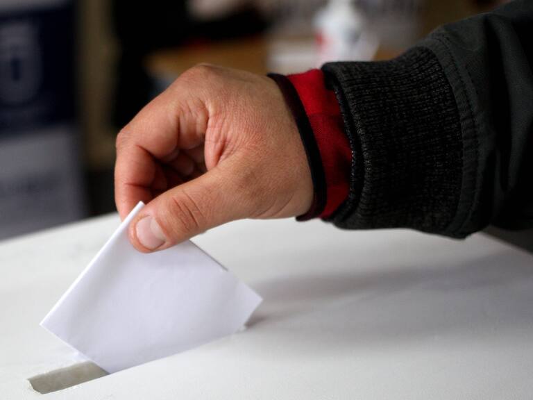 10 DE SEPTIEMBRE DE 2020/SANTIAGO
Persona deposita el voto secreto en la caja, durante la visita de las autoridades a la sede de votación liceo de Hombres N6, ubicado en la comuna de San Miguel, Santiago.
FOTO: AILEN DÍAZ/AGENCIAUNO