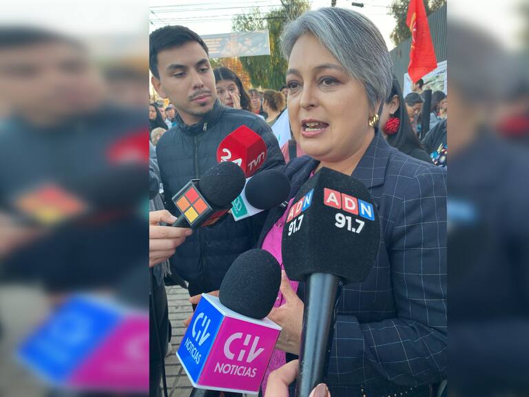 Jeannette Jara critica propuesta de bono de Matthei y apunta a mejorar condiciones de vida para enfrentar baja natalidad