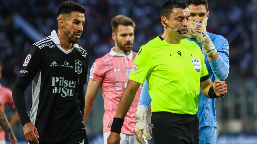 Roberto Tobar justifica sus decisiones en el clásico entre Colo Colo y la UC: "La eventual segunda amarilla a Montes es una situación normal de juego"