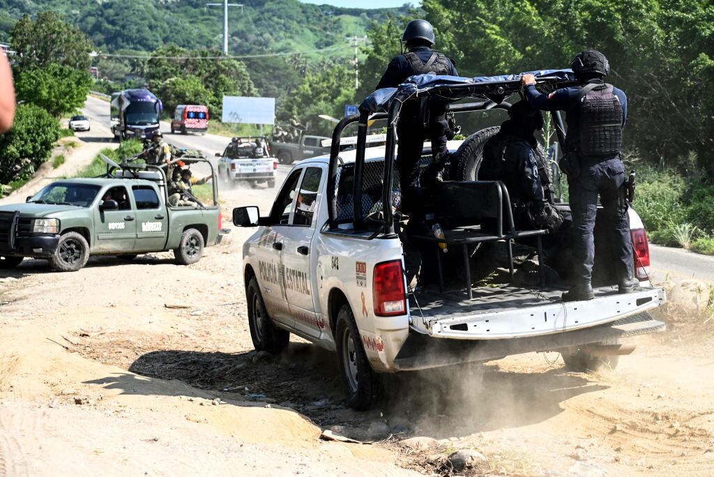 Policías y militares de México se despliegan en Tecpan de Galeana, del estado de Guerrero, ante el enfrentamiento de bandas criminales