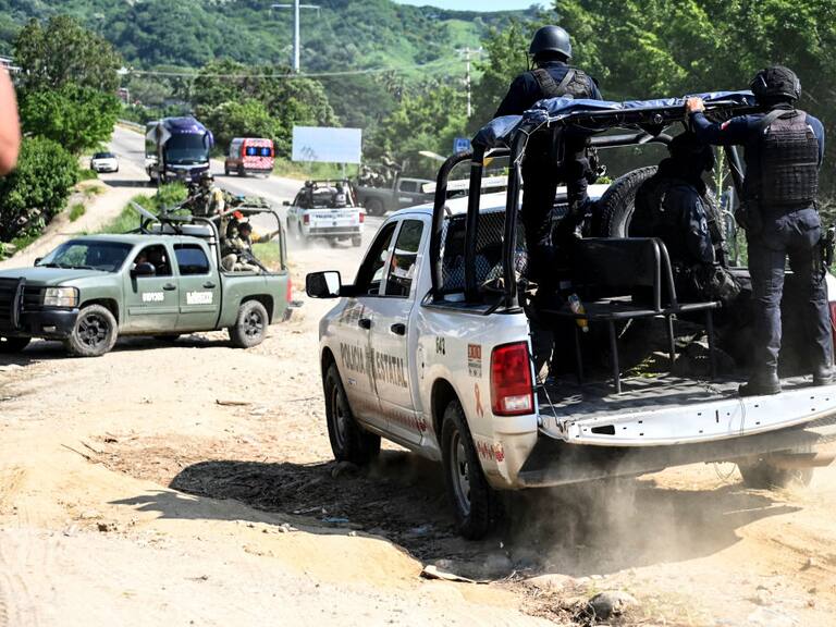 Policías y militares de México se despliegan en Tecpan de Galeana, del estado de Guerrero, ante el enfrentamiento de bandas criminales