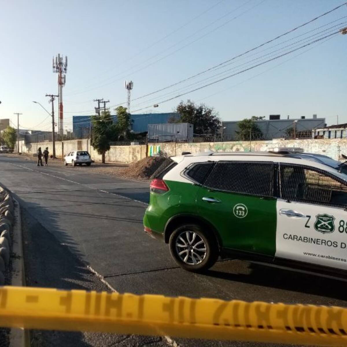 Encuentran mano sobre parabrisas de auto abandonado en Quinta Normal