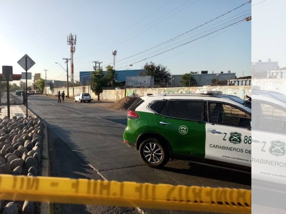Encuentran mano sobre parabrisas de auto abandonado en Quinta Normal