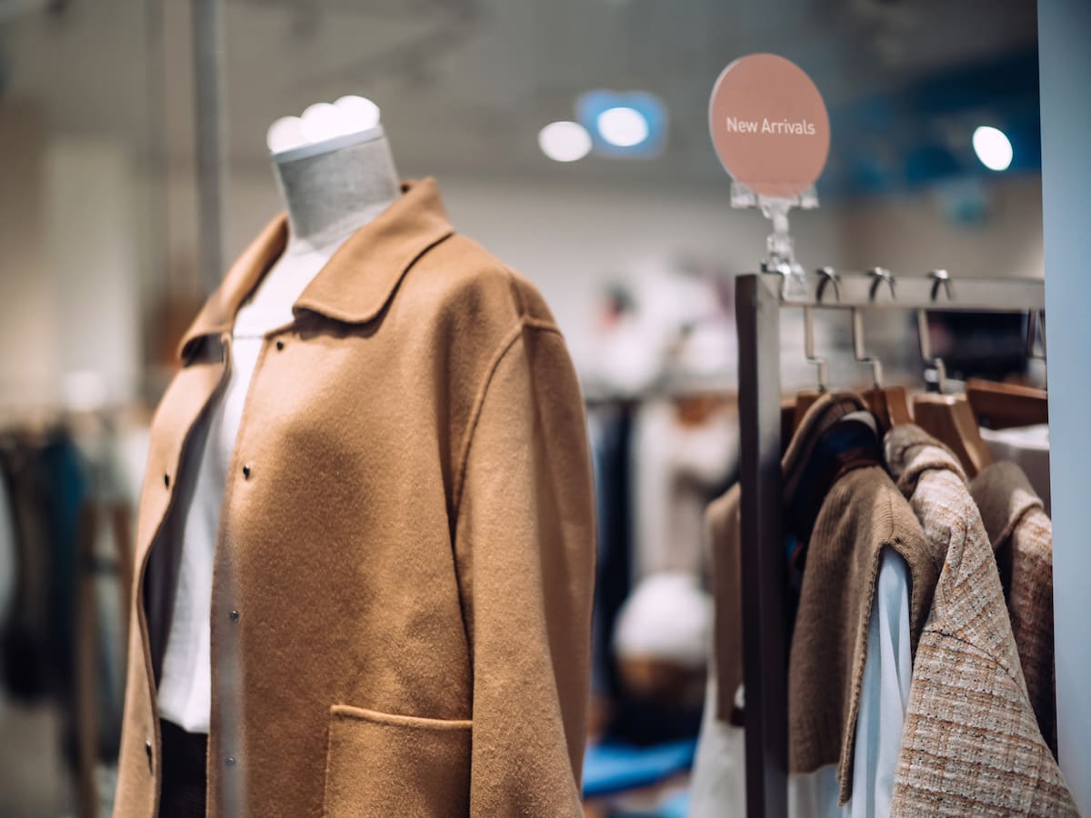 Cierran tienda de ropa de lujo en Santiago: prendas de su catálogo están con hasta 50% de descuento
