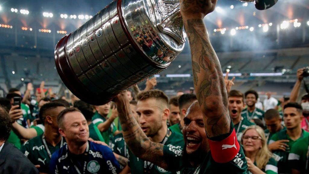 Palmeiras' Felipe Melo celebrates with the trophy after winning the Copa Libertadores football tournament by defeating Santos in the all-Brazilian final match at Maracana Stadium in Rio de Janeiro, Brazil, on January 30, 2021. (Photo by RICARDO MORAES / POOL / AFP) (Photo by RICARDO MORAES/POOL/AFP via Getty Images)